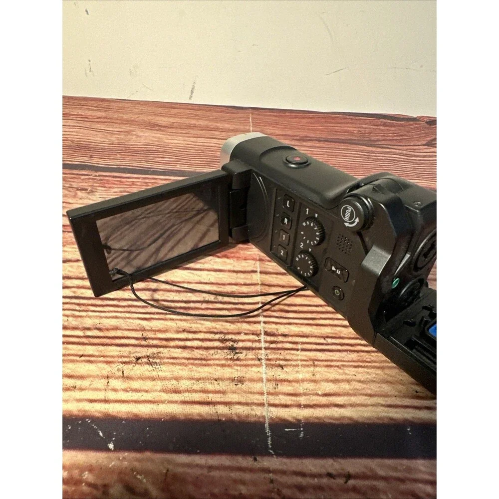 Zoom Q8 handy video recorder W/ Battery - WORKING